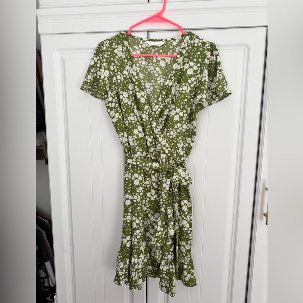 LC Lauren Conrad Green and White Flutter Sleeve Sundress